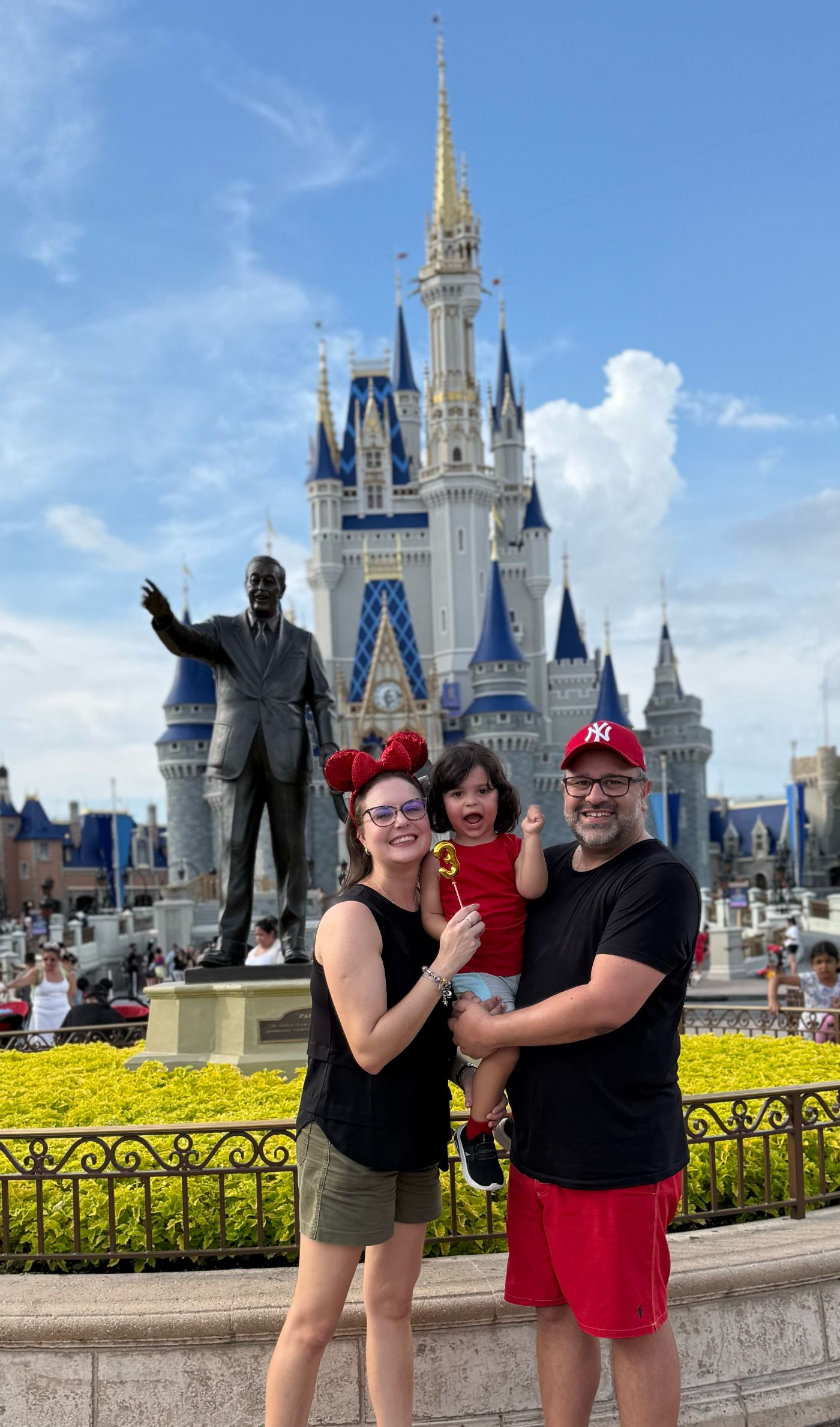 Família em frente ao castelo do Magic Kingdom