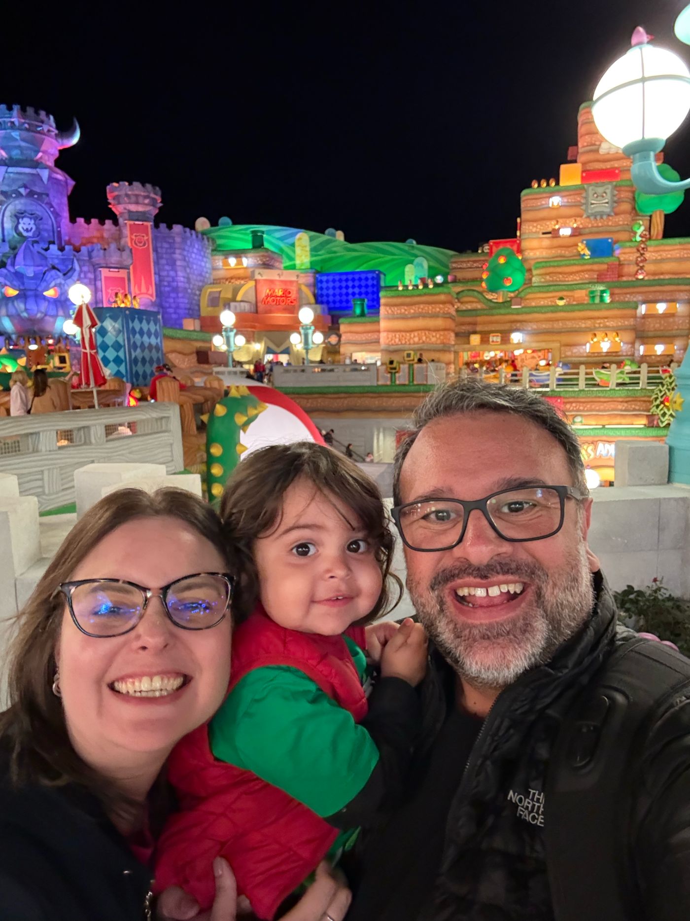 Família na Super Nintendo World à noite